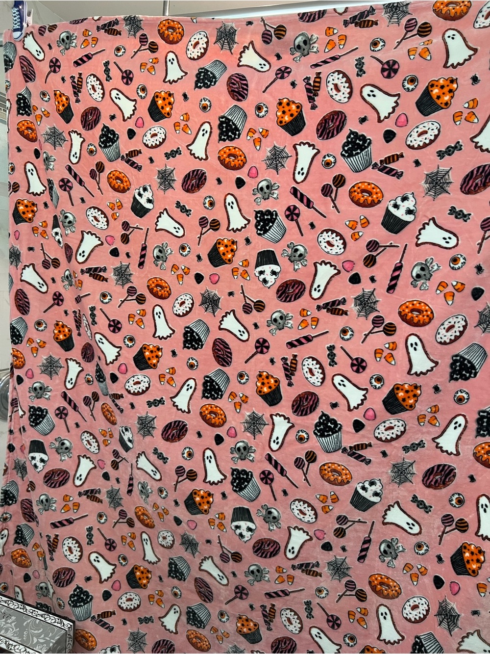 Isaac Mizrahi Pink Halloween Ghosts & Sweets Plush Throw Price Firm New!